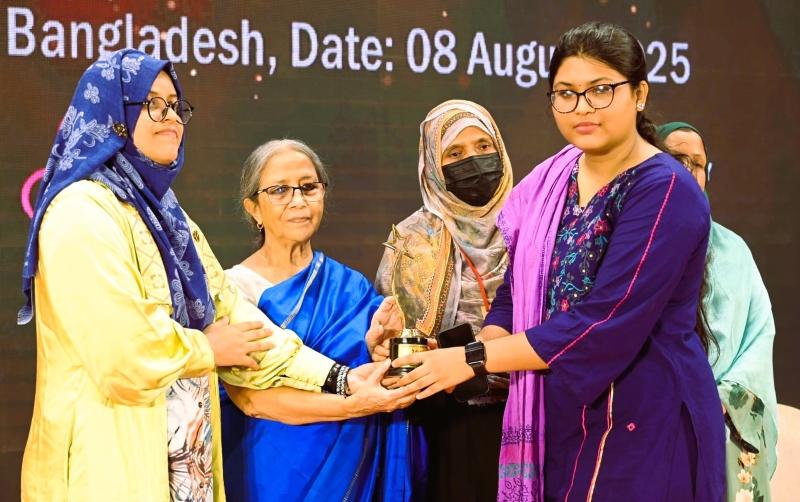 জুলাই কন্যা অ্যাওয়ার্ড প্রদান